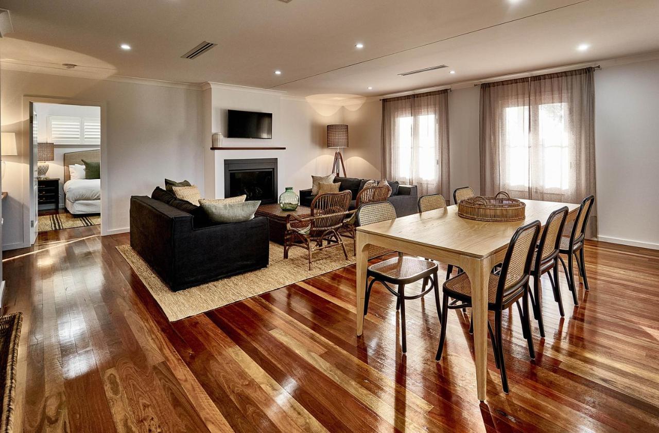 ホテル Goonoo Goonoo Station タムワース エクステリア 写真 A living room with a fireplace