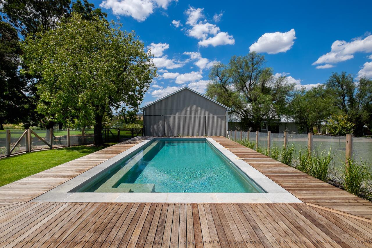 ホテル Goonoo Goonoo Station タムワース エクステリア 写真 Swimming pool in the Netherlands