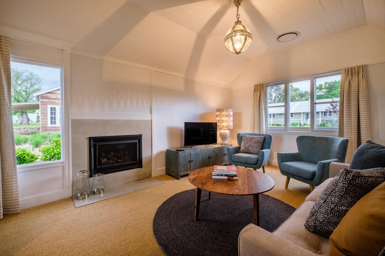 ホテル Goonoo Goonoo Station タムワース エクステリア 写真 The interior of a suite at the hotel