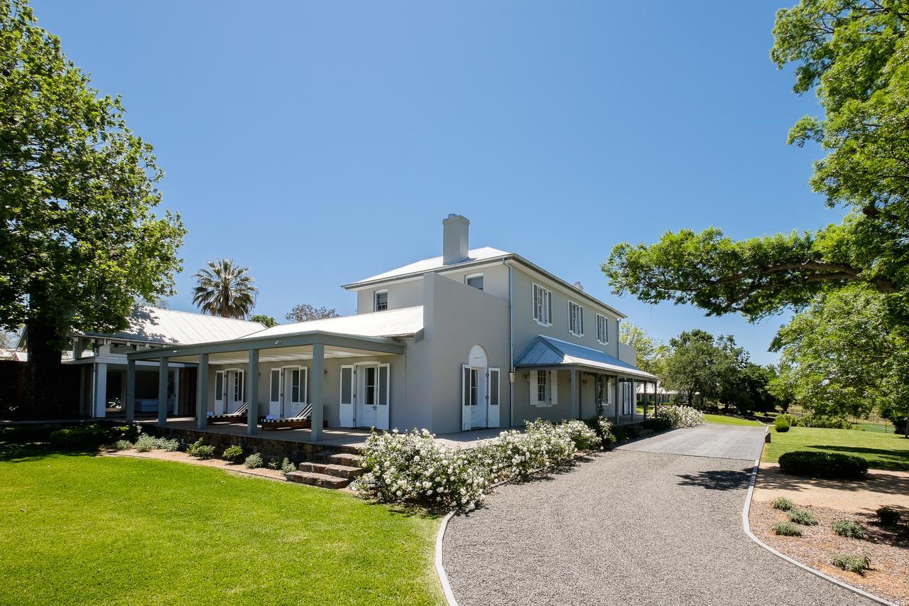 ホテル Goonoo Goonoo Station タムワース エクステリア 写真 The former residence of the South African Minister of Finance, Trevor Manuel, in the suburb of Constantia, Cape Town.