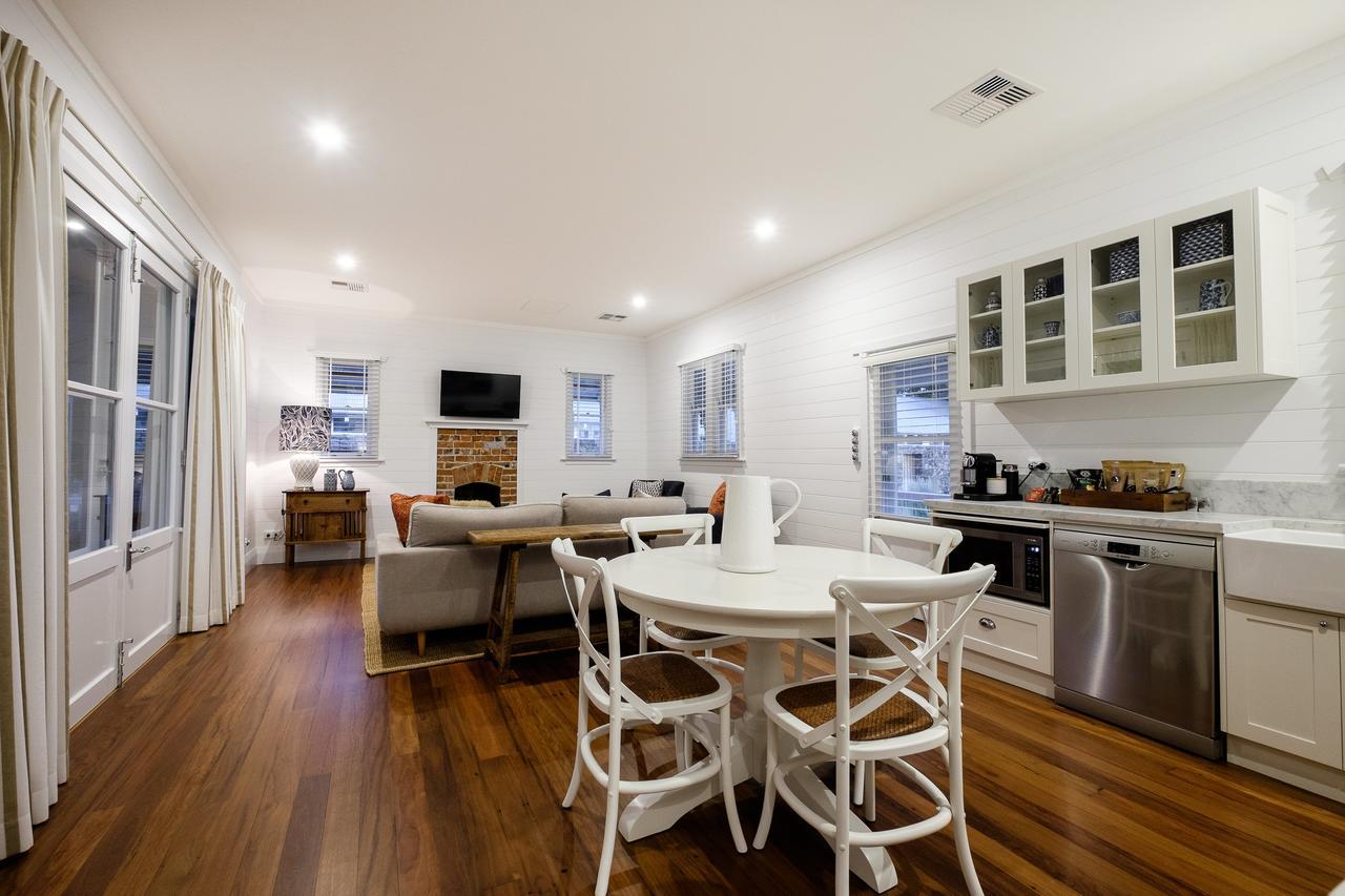 ホテル Goonoo Goonoo Station タムワース エクステリア 写真 The kitchen and living room of a typical apartment