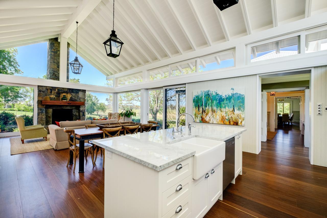 ホテル Goonoo Goonoo Station タムワース エクステリア 写真 Interior of a home in the San Francisco Bay Area