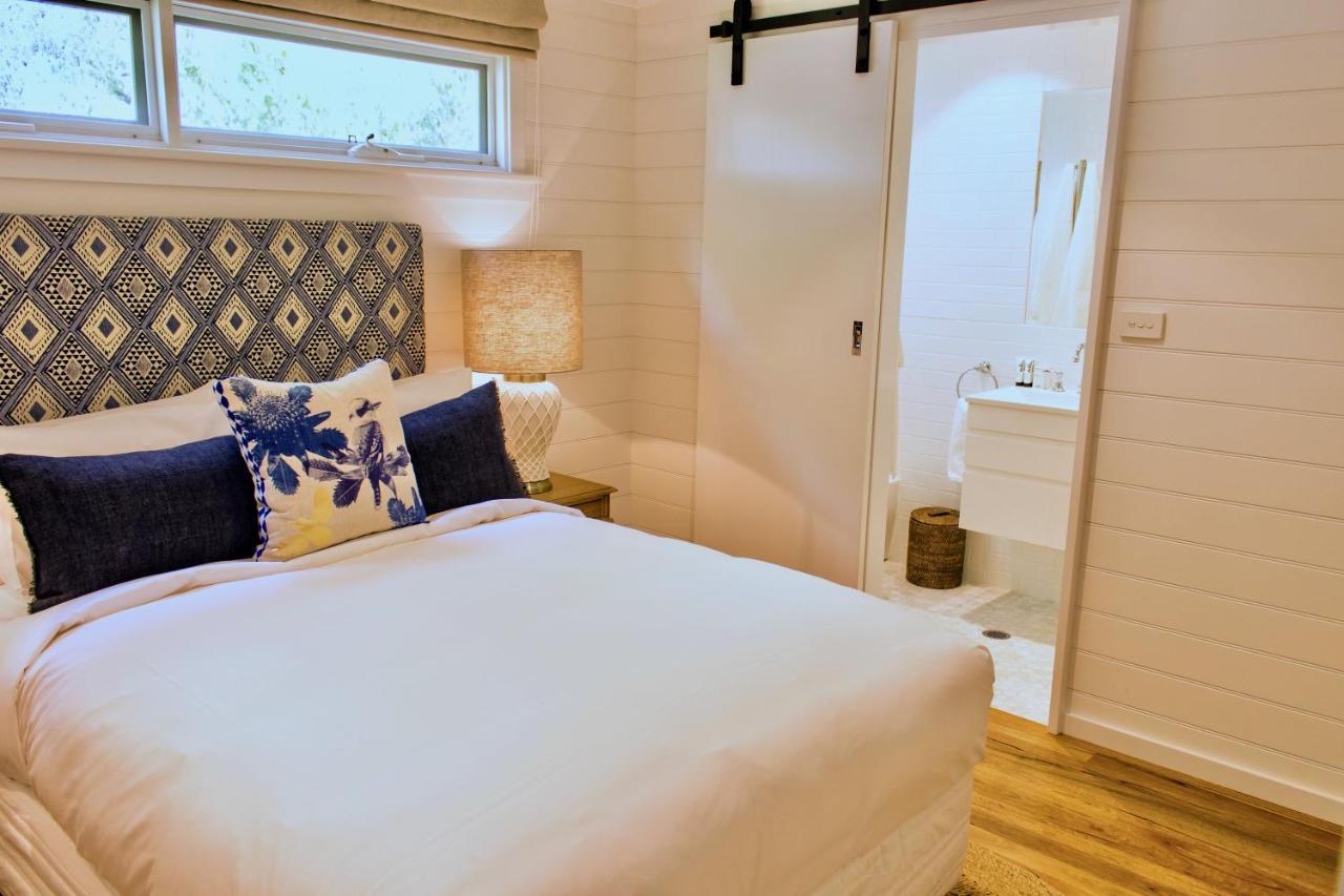 ホテル Goonoo Goonoo Station タムワース エクステリア 写真 A bedroom with a sliding barn door