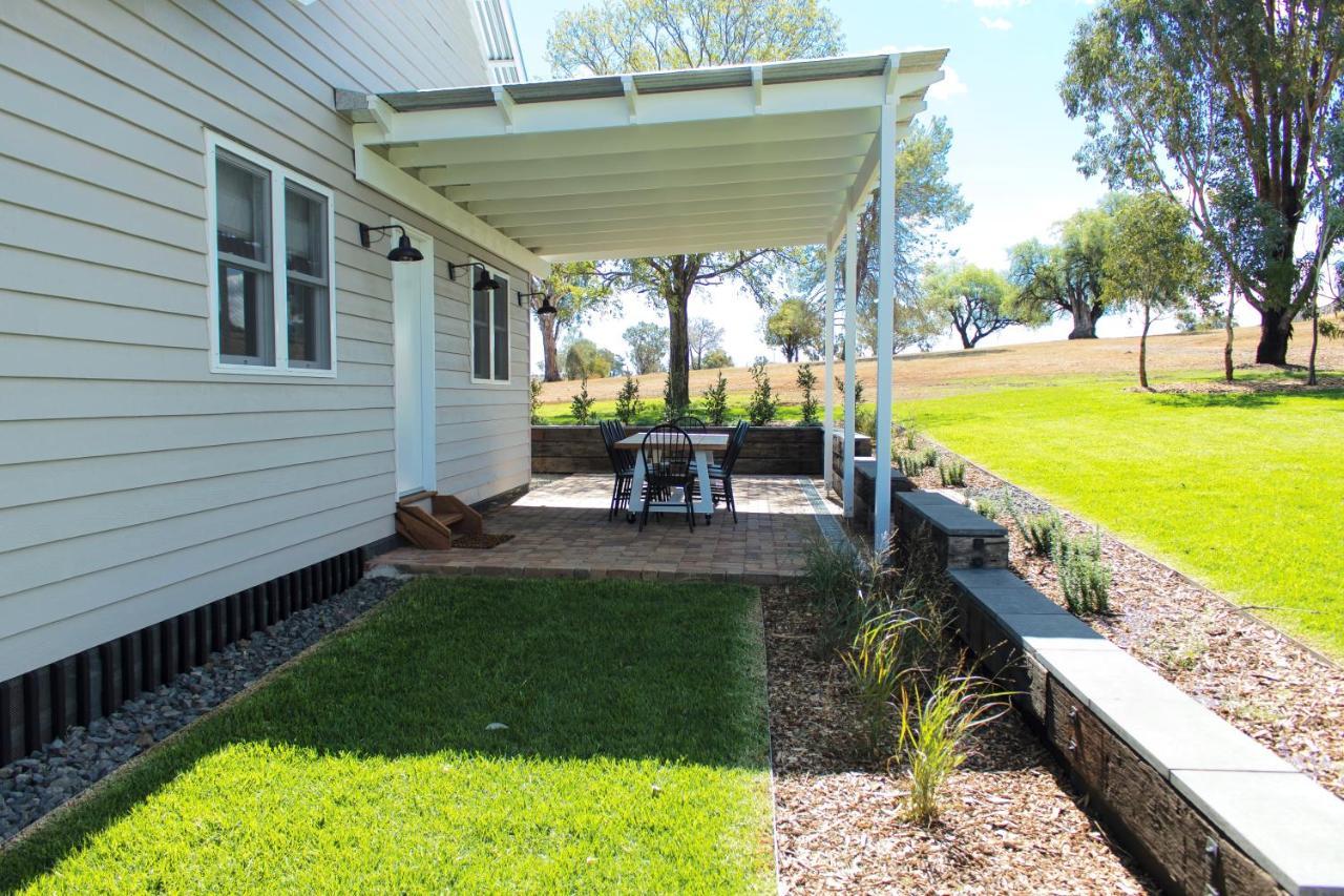 ホテル Goonoo Goonoo Station タムワース エクステリア 写真 A residential patio with a retractable awning